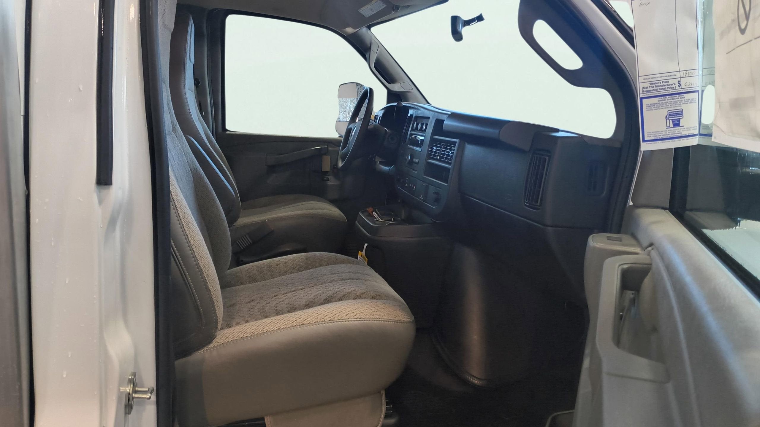 2025 GMC Savana Cutaway 3500 1WT