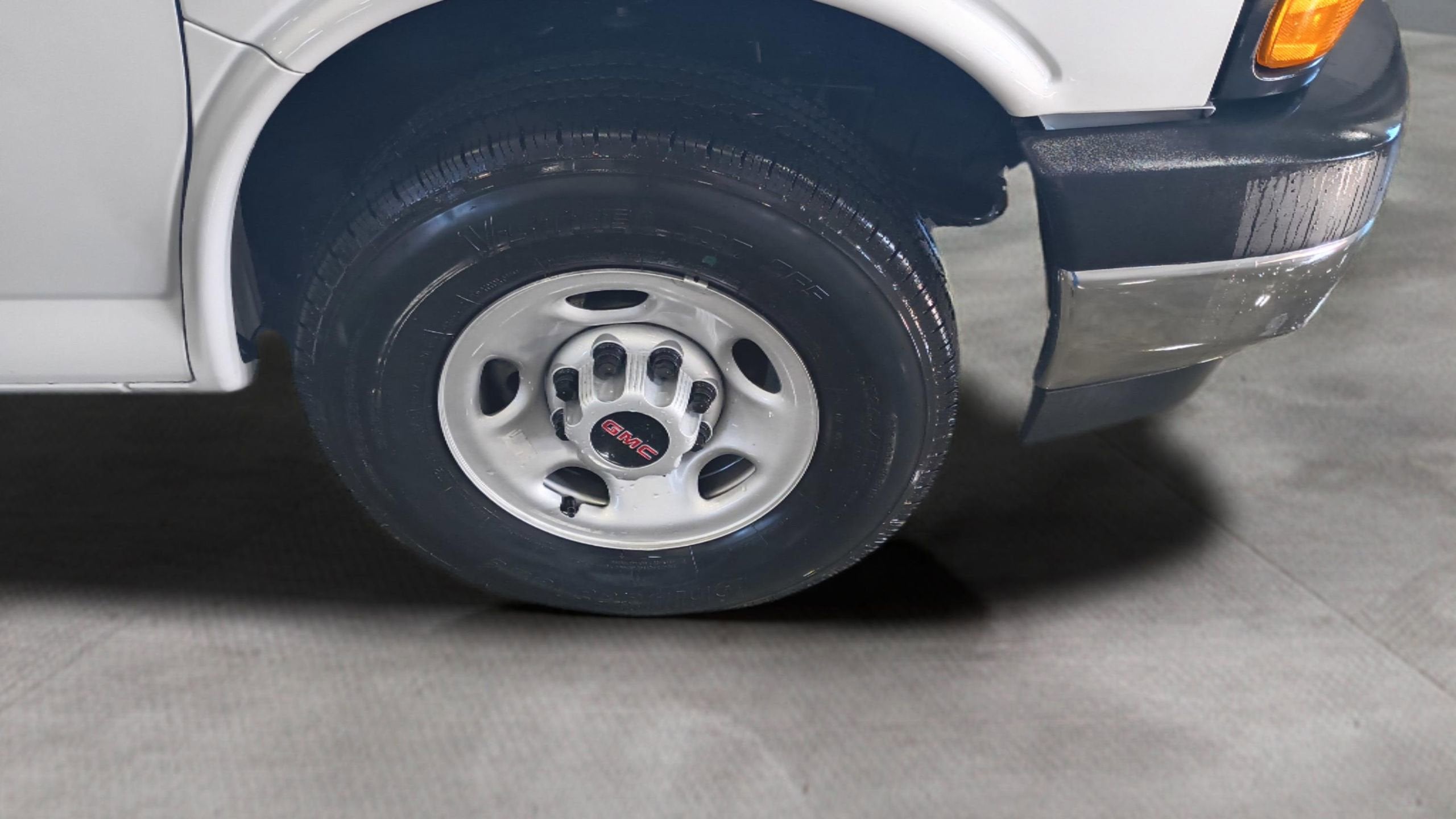 2025 GMC Savana Cutaway 3500 1WT